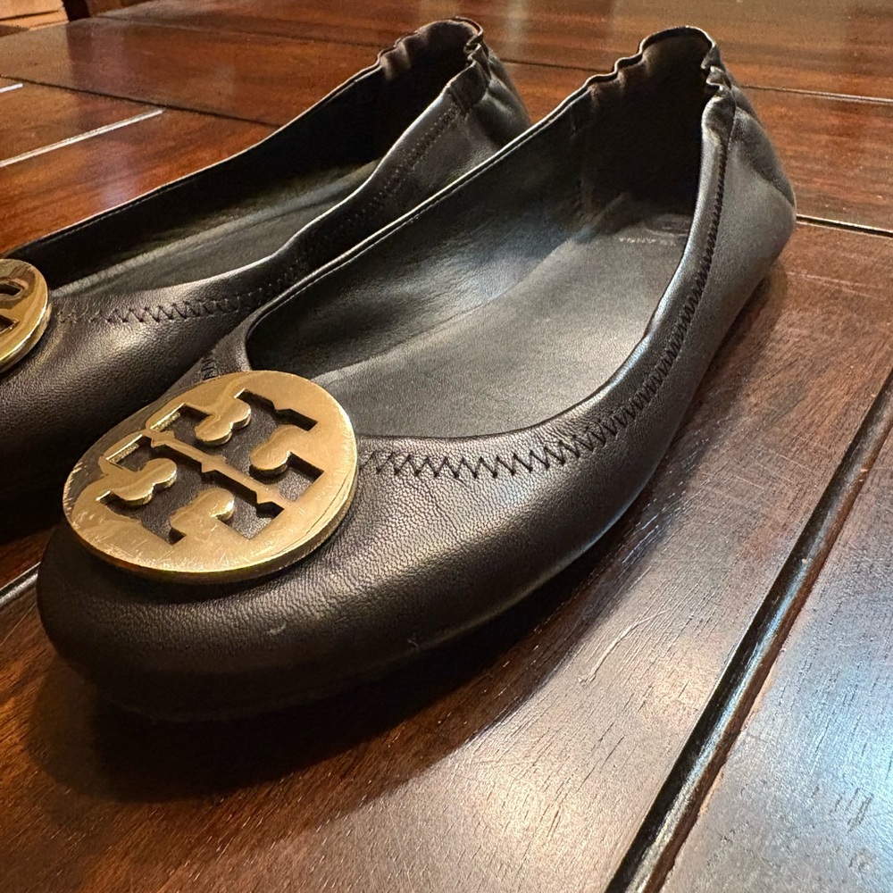Tory Burch Black Flats with Gold Emblem - Picture 4 of 9